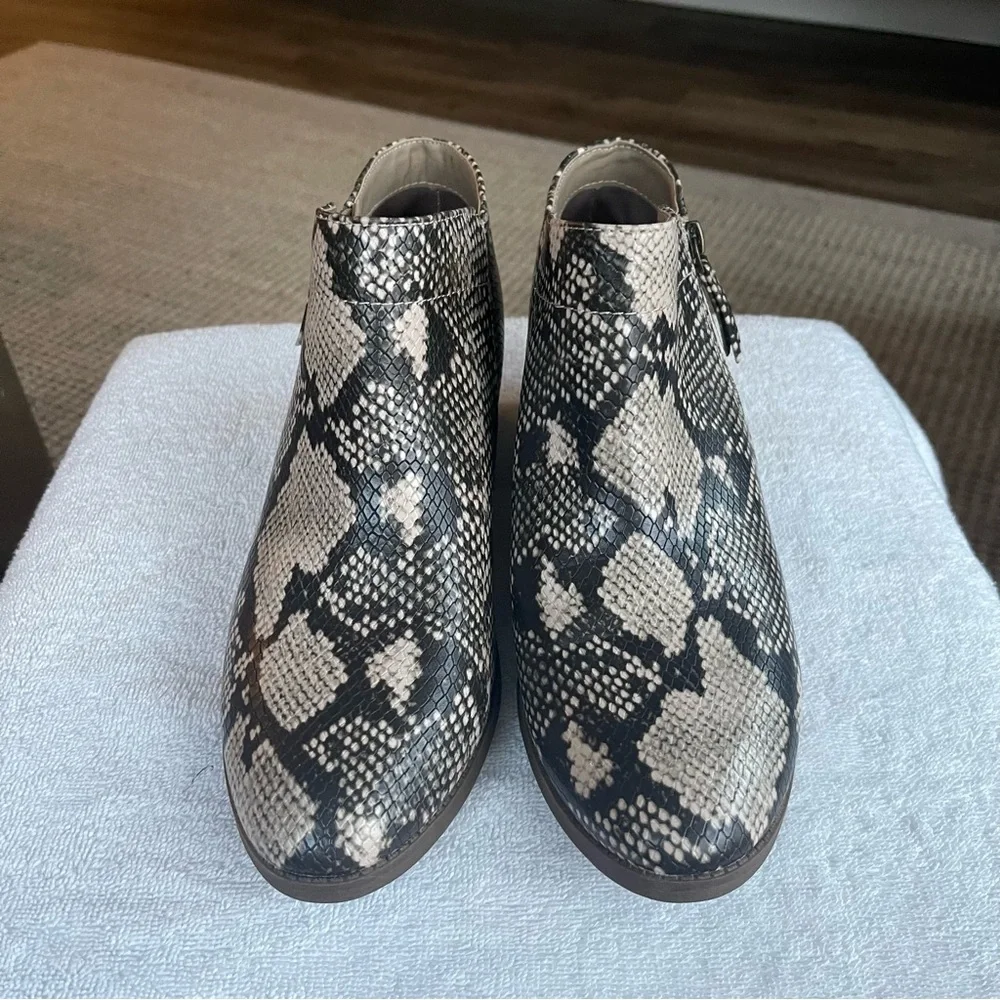 Like New Faux Leather Brown and Cream Snakeskin Design Ankle Boots. Size 10